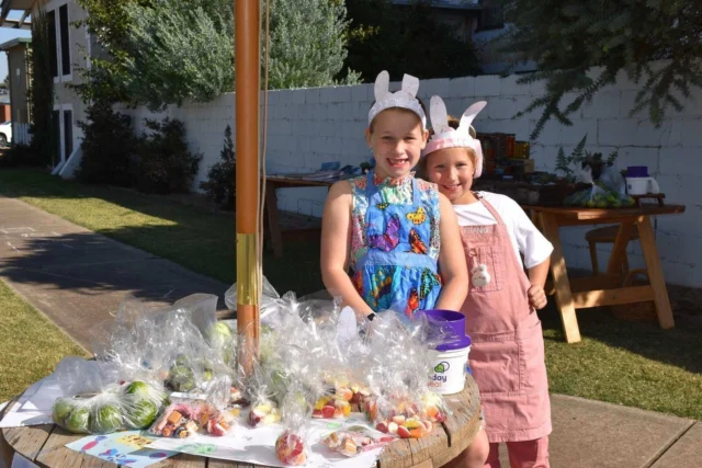 Young entrepreneurs Miley and Frankie from Gunbower put their sweet skills to work for this year’s appeal with their fundraiser: Candy for a Cause! 💜 Taking over the exterior of the Gunbower Butter Factory in Northern Victoria, the girls sold lollies, jams, baked goods, and more. 🎂🍭 With a goal of $100, they smashed it, raising $400 thanks to their amazing community support! 👏💚